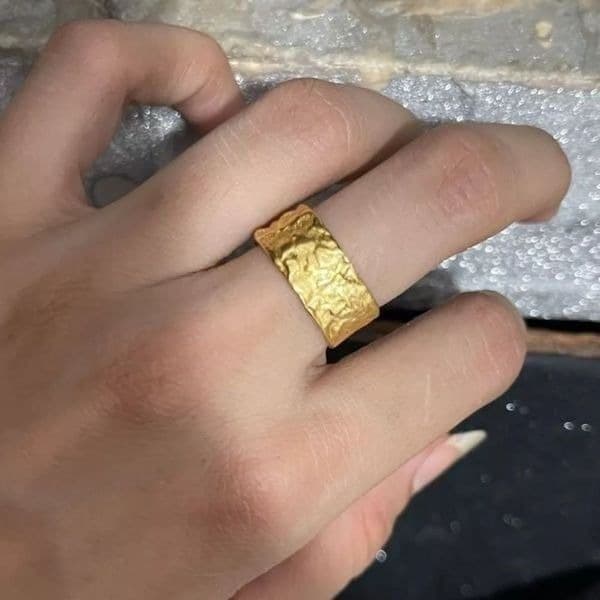 The Texture Band Ring in gold - Thumbnail 5