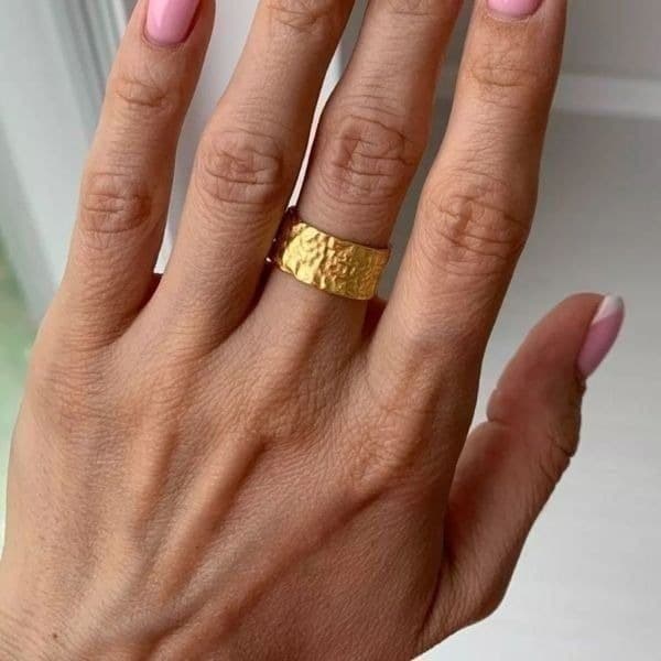 The Texture Band Ring in gold - Thumbnail 2