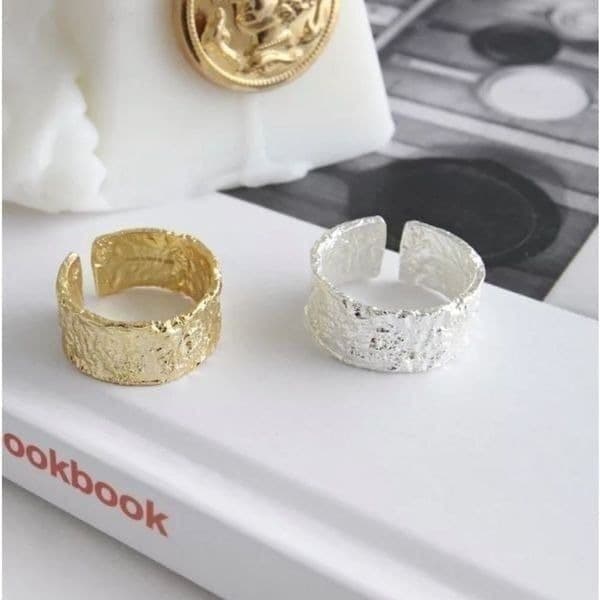 The Texture Band Ring in gold - Thumbnail 4