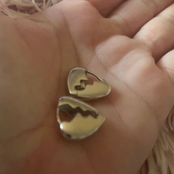 The Heart Chakra huggie earrings in 925 silver - Thumbnail 3