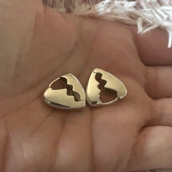 The Heart Chakra huggie earrings in 925 silver - Thumbnail 4