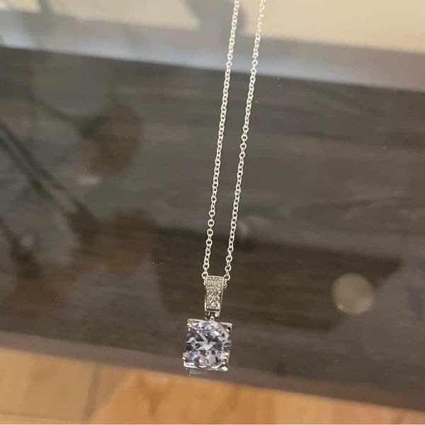 The Solitaire Stunner Pendant Necklace in 925 silver - Thumbnail 3