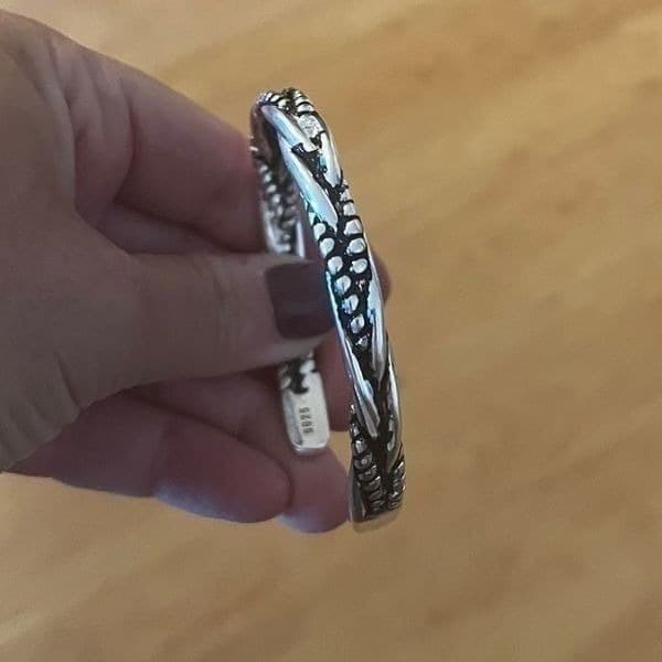 The Santa Fe Open Bangle bracelet in antiqued 925 silver. Unisex - Thumbnail 10