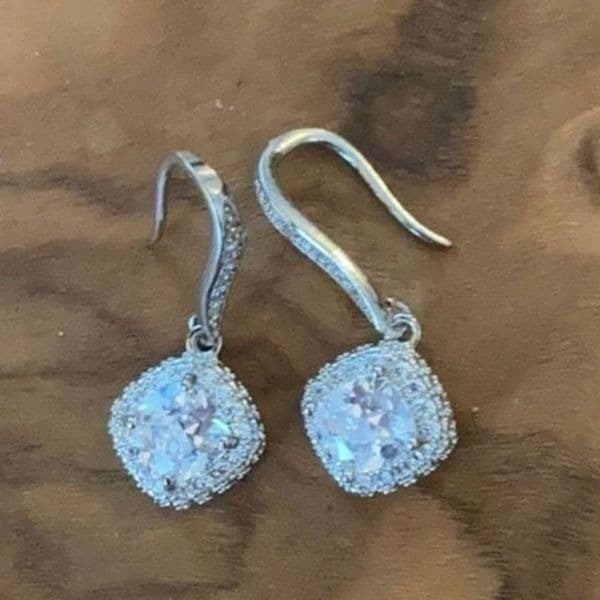 The Drop Dead Gorgeous Dangle Earring in white sapphire and 925 - Thumbnail 4
