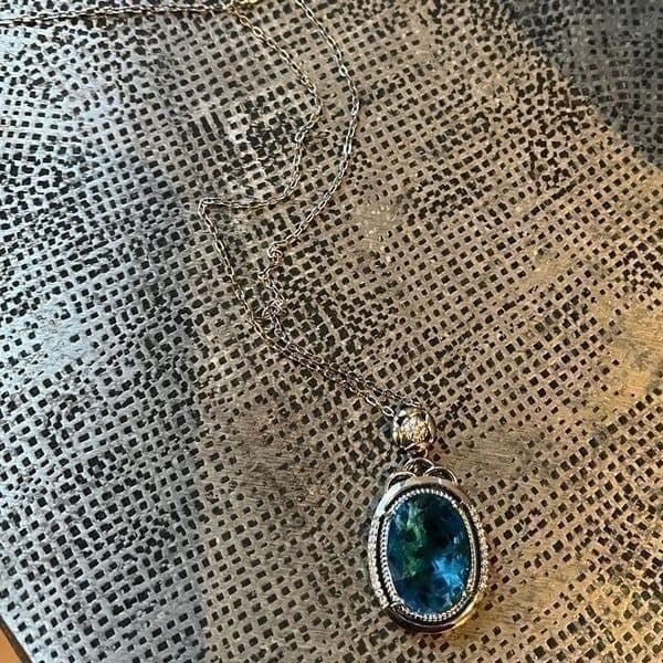 The Cassandra 925 necklace with blue cubic zirconia pendant - Thumbnail 6