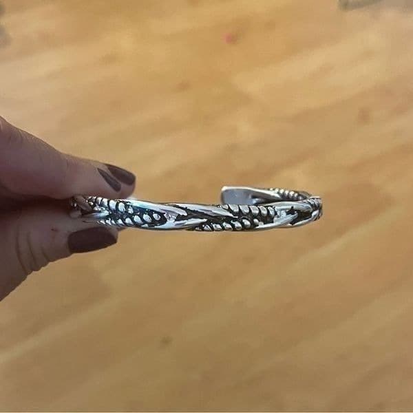 The Santa Fe Open Bangle bracelet in antiqued 925 silver. Unisex - Thumbnail 12