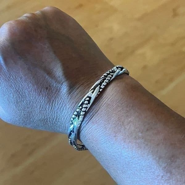 The Santa Fe Open Bangle bracelet in antiqued 925 silver. Unisex - Thumbnail 8