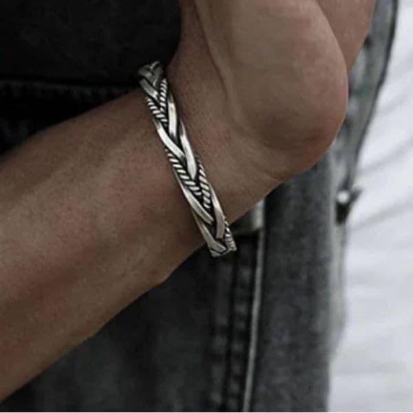The Santa Fe Open Bangle bracelet in antiqued 925 silver. Unisex - Thumbnail 6