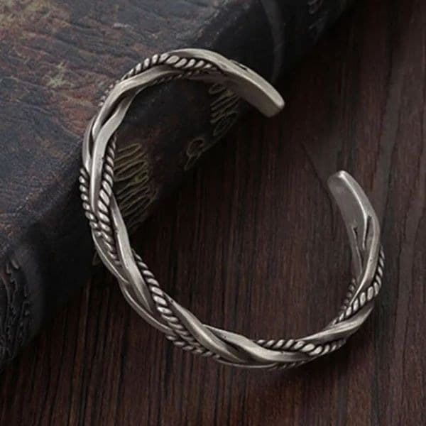 The Santa Fe Open Bangle bracelet in antiqued 925 silver. Unisex - Thumbnail 5