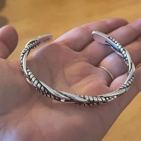 The Santa Fe Open Bangle bracelet in antiqued 925 silver. Unisex - Thumbnail 4