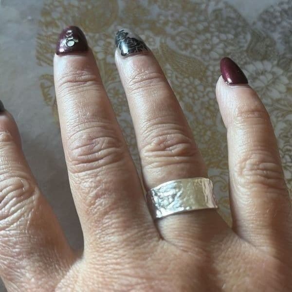 The Texture Band Ring in silver - Thumbnail 2