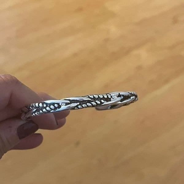 The Santa Fe Open Bangle bracelet in antiqued 925 silver. Unisex - Thumbnail 11