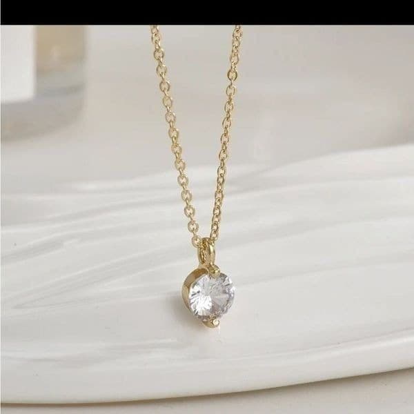 The Dainty Solitaire pendant necklace in gold - Thumbnail 2