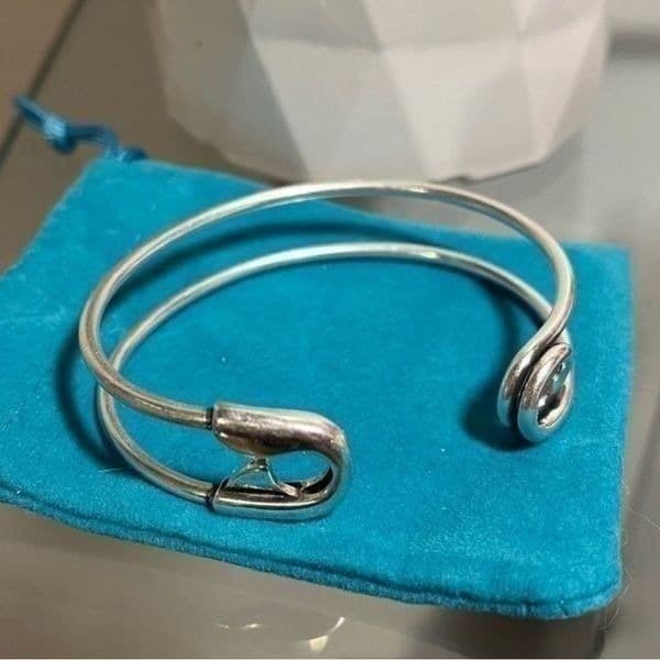 The Jumbo Safety Pin Bangle in 925 silver - Thumbnail 2