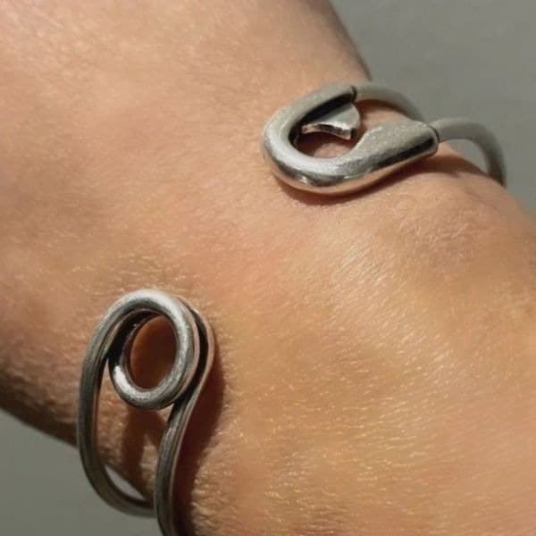 The Jumbo Safety Pin Bangle in 925 silver - Thumbnail 4