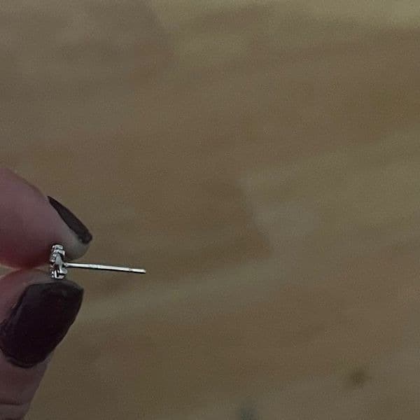 The Mini Leaf dainty stud earrings in cubic zirconia and 925 - Thumbnail 9