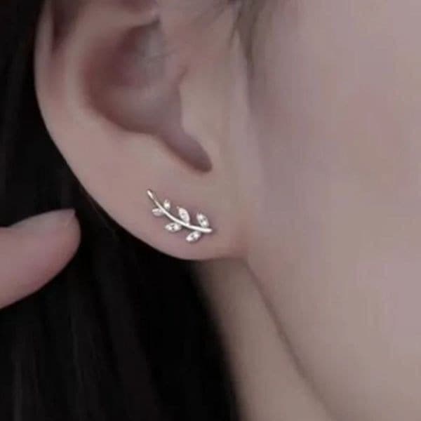The Mini Leaf dainty stud earrings in cubic zirconia and 925 - Thumbnail 2