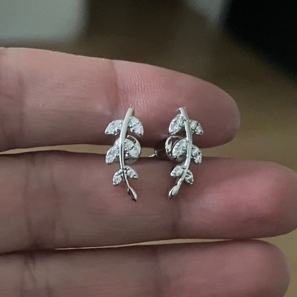 The Mini Leaf dainty stud earrings in cubic zirconia and 925 - Thumbnail 8