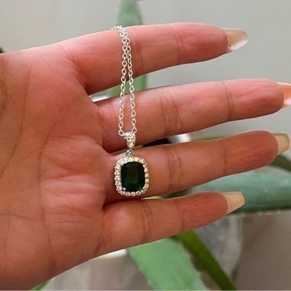 The Emerald Stunner Pendant Necklace in 925 silver - Thumbnail 4