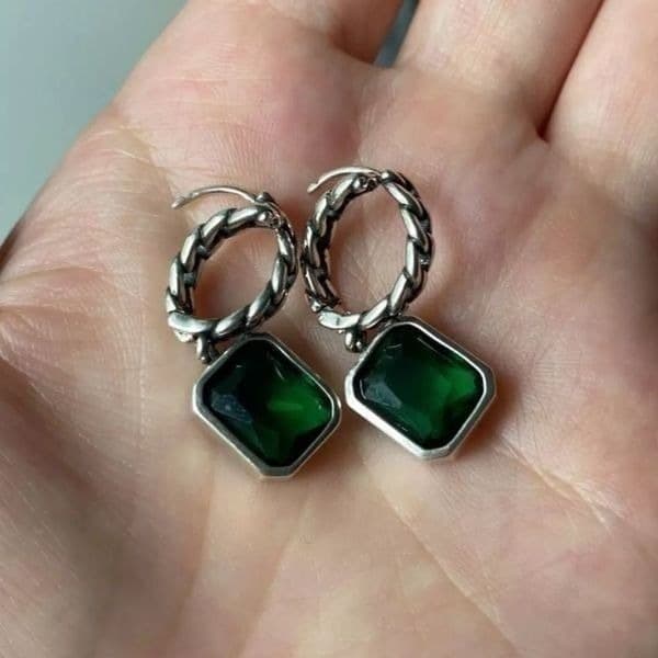 The Emerald Edge Earrings in 925 & cubic zirconia - Thumbnail 3