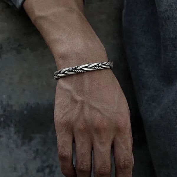 The Santa Fe Open Bangle bracelet in antiqued 925 silver. Unisex - Image 1