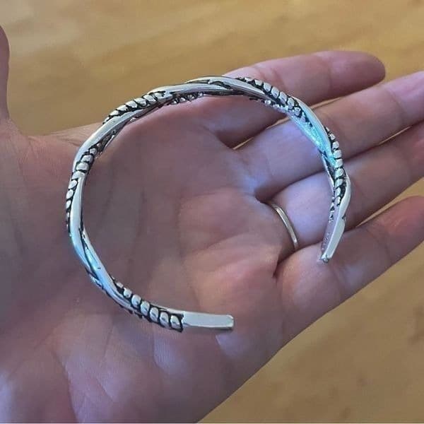 The Santa Fe Open Bangle bracelet in antiqued 925 silver. Unisex - Thumbnail 9