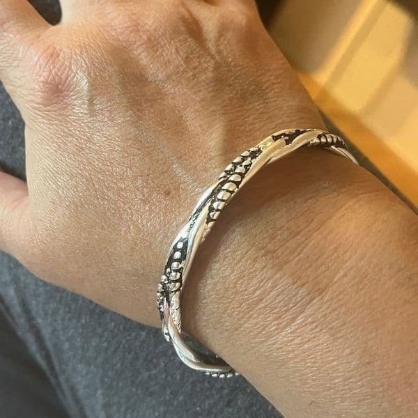 The Santa Fe Open Bangle bracelet in antiqued 925 silver. Unisex - Thumbnail 2