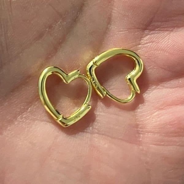 The Dainty Heart Huggie mini hoop earrings in 925 silver with 14k gold plating - Thumbnail 4