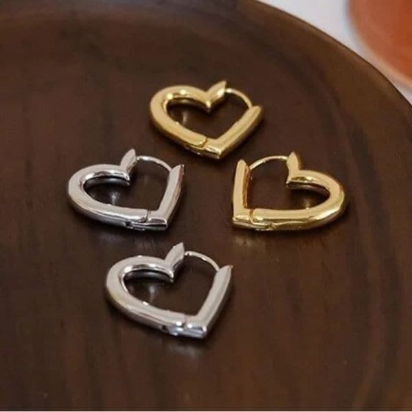 The Dainty Heart Huggie mini hoop earrings in 925 silver with 14k gold plating - Thumbnail 6