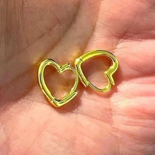 The Dainty Heart Huggie mini hoop earrings in 925 silver with 14k gold plating - Thumbnail 2