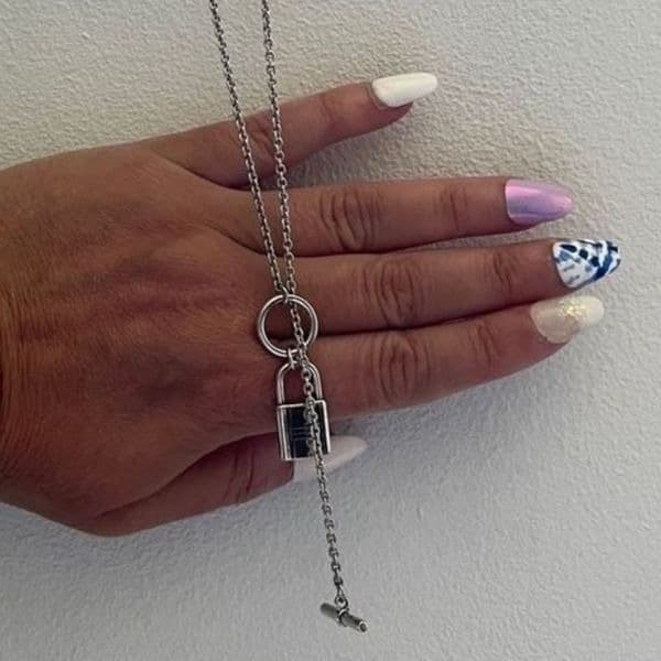 The Lock It Down Long silver necklace with lock and toggle closure - Thumbnail 4