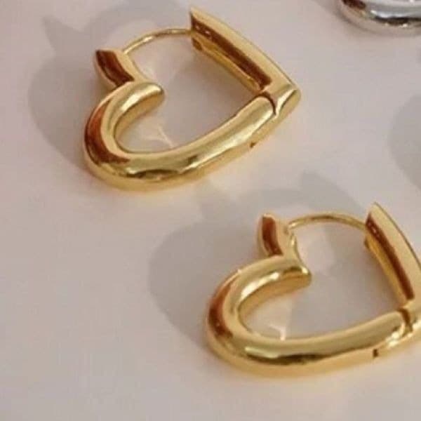 The Dainty Heart Huggie mini hoop earrings in 925 silver with 14k gold plating - Thumbnail 5