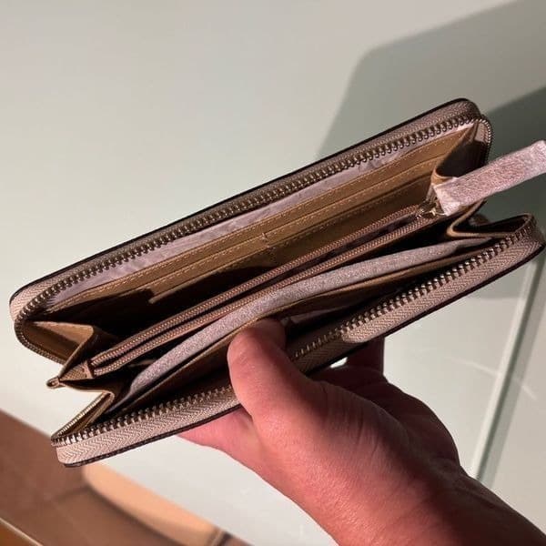 DKNY wallet brand new. - Thumbnail 7