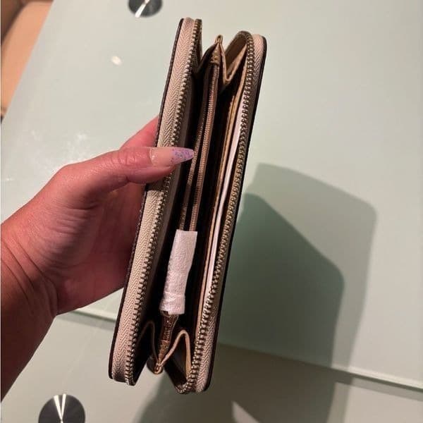 DKNY wallet brand new. - Thumbnail 6