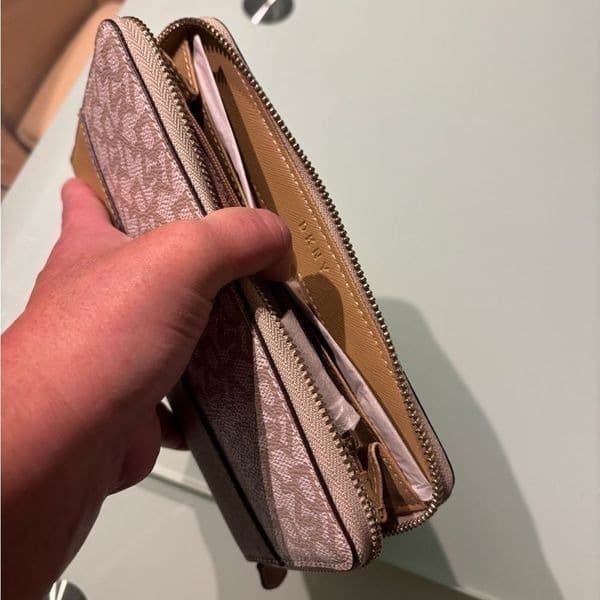 DKNY wallet brand new. - Thumbnail 5