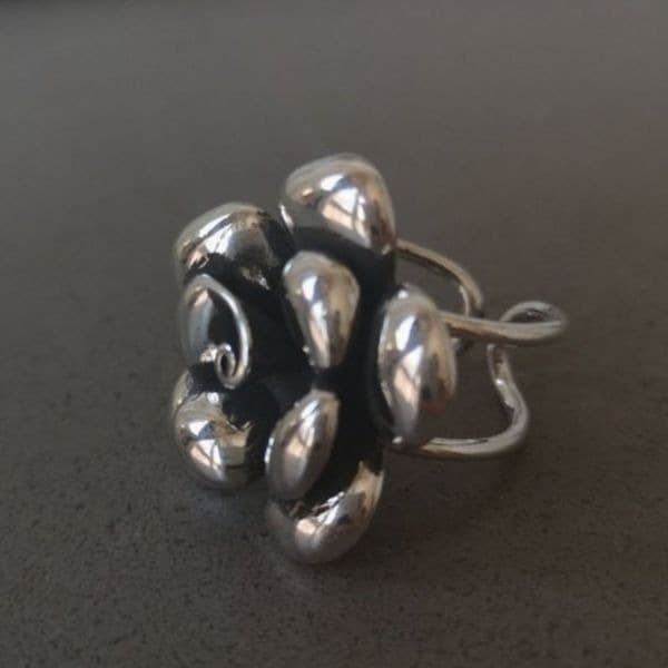 The Antique inspired oversized flower ring adjustable - Thumbnail 4