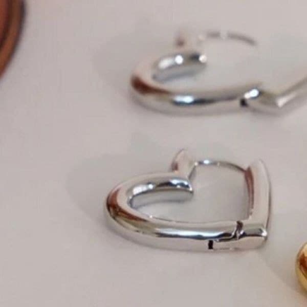 The Dainty Heart Huggie mini hoop earrings in 925 silver - Thumbnail 5
