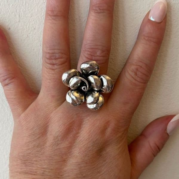 The Antique inspired oversized flower ring adjustable - Thumbnail 7