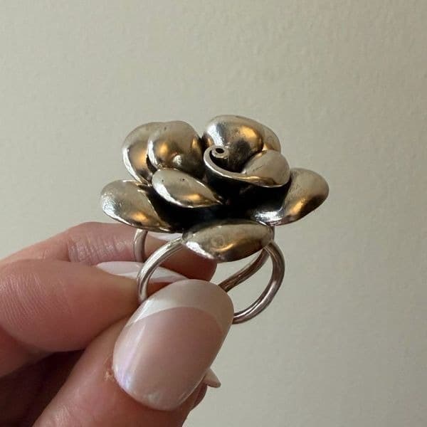 The Antique inspired oversized flower ring adjustable - Thumbnail 6