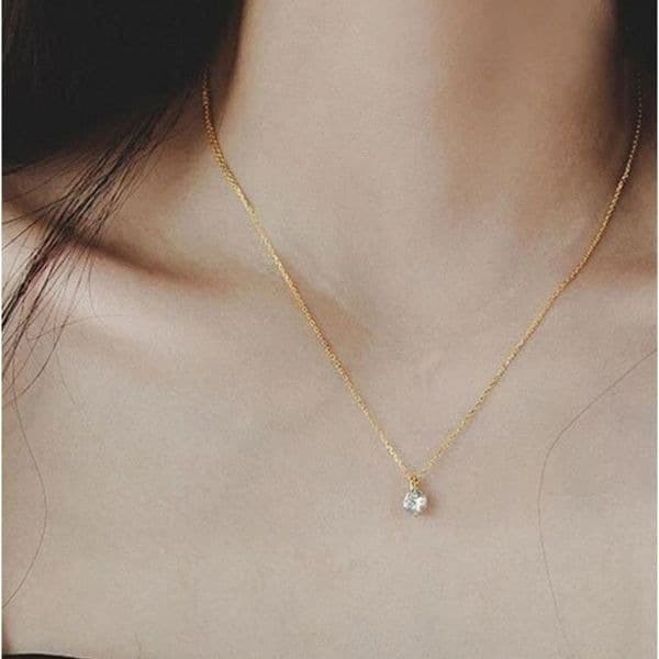 The Dainty Solitaire pendant necklace in gold - Thumbnail 3