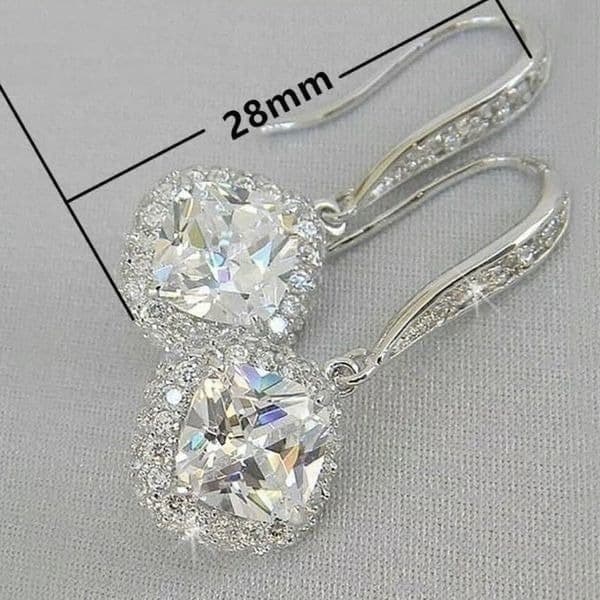 The Drop Dead Gorgeous Dangle Earring in white sapphire and 925 - Thumbnail 2