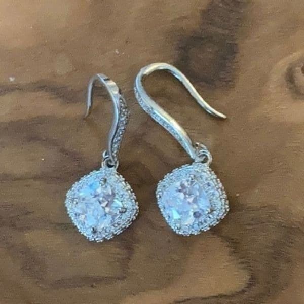 The Drop Dead Gorgeous Dangle Earring in white sapphire and 925 - Thumbnail 5