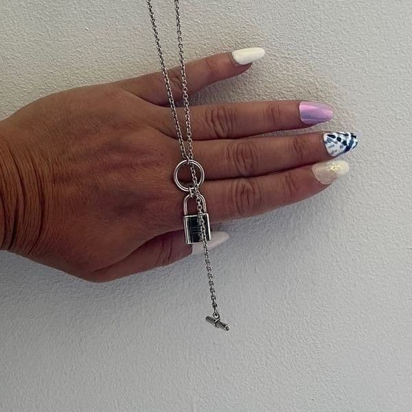 The Lock It Down Long silver necklace with lock and toggle closure - Thumbnail 4