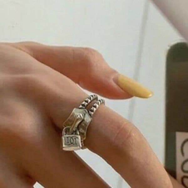 The Zip Me Up Ring with zipper detail in 925 silver - Thumbnail 2