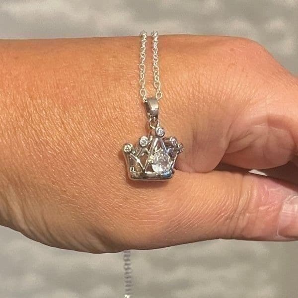 The Triple Crown pendant charm necklace in 925 and cubic zirconia - Thumbnail 8