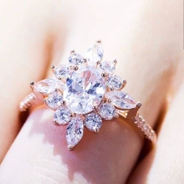 The Elizabeth Rose gold ring sz 8 - Thumbnail 4