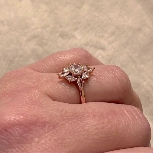 The Elizabeth Rose gold ring sz 8 - Thumbnail 9