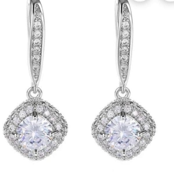 The Drop Dead Gorgeous Dangle Earring in white sapphire and 925 - Thumbnail 5