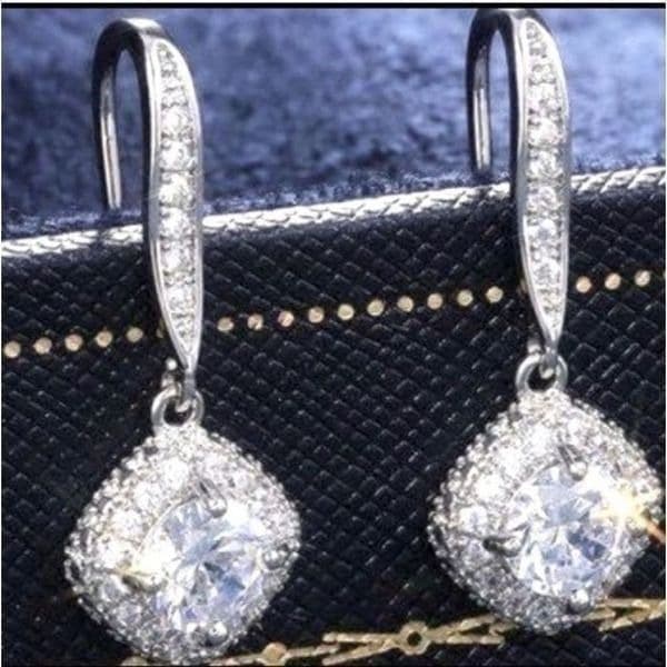 The Drop Dead Gorgeous Dangle Earring in white sapphire and 925 - Thumbnail 2