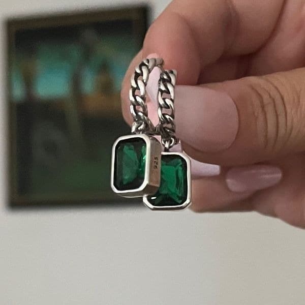 The Emerald Edge Earrings in 925 & cubic zirconia - Thumbnail 7